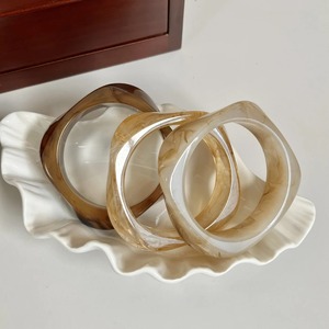 Nouveaux styles de bracelets manchette sculptés à la main en résine, design personnalisé, de bonne qualité, bijoux pour femmes disponibles - Product Image 3