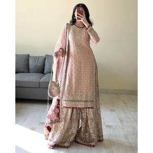 Ensemble haut-bas et dupatta XL de créateur avec motif rivet et bordure en dentelle fantaisie - Product Image 4