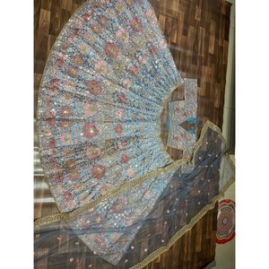 Hermoso Lehenga Choli con Lentejuelas para Fiestas, Ropa India y Pakistaní - Product Image 4