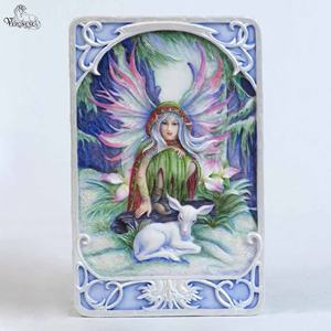 Figurines de la série Fantasy de VERONESE DESIGN, mère et filles fées, peintes à la main, regardant un escargot - Décoration d'intérieur en résine - Product Image 6