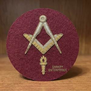 Insignia Masónica Personalizada Bordada con Hilo Metálico, Letra G Dorada, Escuadra y Compás, Parche Redondo Azul Marino Hecho a Mano, Regalia de la Francmasonería - Product Image 5