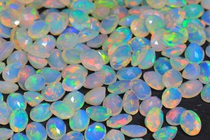 Magnifique opale éthiopienne Welo, pierre brillante arc-en-ciel, opale éthiopienne ovale de 7x5 mm pour la création de bijoux - Product Image 1