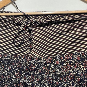 Hermosa Falda de Verano Negra para Mujer, 100% Algodón, con Paneles – Elegante Falda Casual con Estampado Floral Hecho a Mano - Product Image 2