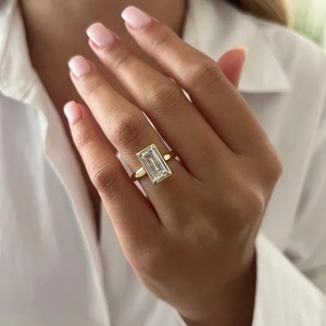 Bague Art Déco Unique en Or Jaune 18 carats avec Diamant de Laboratoire Taille Baguette et Sertissage Clos, Design Tendance pour Mariage et Fiançailles Femme, Certifiée IGI - Product Image 2