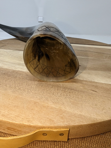 Corne à boire viking sculptée à la main avec support en cuir, écologique, en corne de buffle naturelle, pour hydromel et bière - Product Image 5