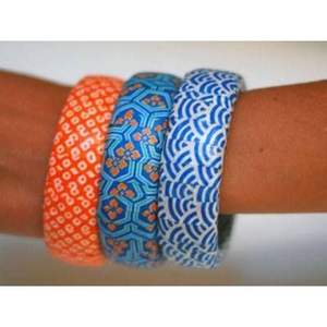 Brazaletes de Madera Pintados a Mano con Diseños Florales, Pulseras Vibrantes Pintadas para Bodas y Festivales - Product Image 3