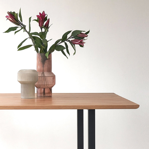 À vendre : Ensemble table et chaises en teck massif de haute qualité, au design élégant et moderne, idéal pour les bureaux ou les restaurants. - Product Image 5