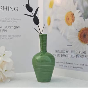 Jarrón de Cerámica de Lujo con Cuello Estrecho y Esmalte Verde Vibrante, Forma Moderna Esculpida, Ideal para Decoración Elegante del Hogar - Product Image 1