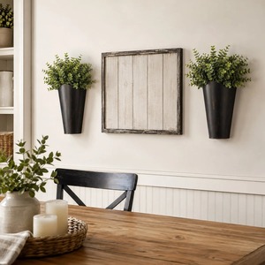 Pots de fleurs rustiques en métal à suspendre au mur avec plantes vertes pour la décoration de ferme - Product Image 3