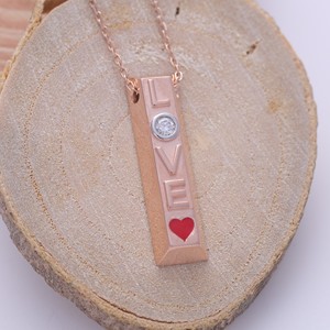 Colgante de barra vertical con diamante cultivado en laboratorio certificado por IGI con la palabra “LOVE” en oro de 18 quilates - Product Image 3