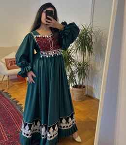 ชุดเดรสปักมือสไตล์อัฟกันคูชี สีเหลืองและเขียว พร้อมผ้าคลุมไหล่หลากสีสัน ปักลายอย่างประณีต - Product Image 2