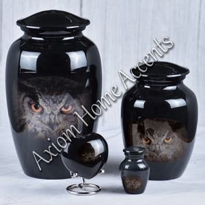Urna de cremación de aluminio moderna con artesanía artesanal, recuerdo de tributo perfecto de Axiom Home Accents - Product Image 1