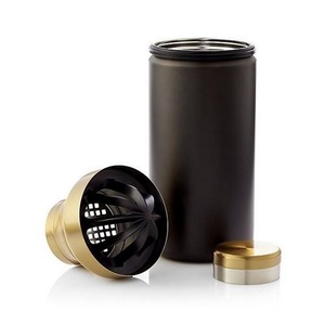 Shaker à cocktails noir mat et or, alliant un contraste audacieux avec un style sophistiqué, un accessoire de bar haut de gamme pour la préparation de boissons - Product Image 4