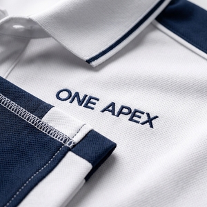 Polo de golf personnalisé pour homme, blanc et bleu marine, en piqué de polyester anti-humidité, uniforme d'entreprise, vêtements de performance OEM ODM - Product Image 5