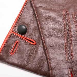 ถุงมือหนังแกะสีน้ำตาลสำหรับผู้หญิง แต่งขอบสีแดง นุ่มสบาย ปิดนิ้วเต็มรูปแบบ บุซับในอุ่นสำหรับฤดูหนาว ดีไซน์หรูหรา เหมาะสำหรับขับรถ เป็นมิตรต่อสิ่งแวดล้อม ทำด้วยมือ ปิดด้วยกระดุมแป๊ก - Product Image 3