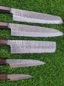Ensemble de couteaux de chef en acier Damas de style japonais, 5 pièces, forgés à la main, manche en résine, couteaux pour droitiers - Product Image 3