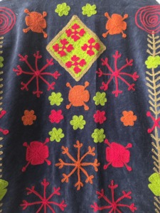 Chaqueta de Mujer Azul Marino, Bordada, de Algodón Transpirable, con Diseño Floral Multicolor, Estilo Boho Étnico, Abierta por Delante - Product Image 6