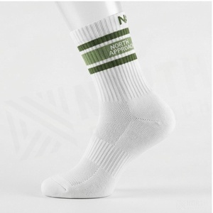 Chaussettes blanches à rayures vertes, chaussettes de basket-ball en coton respirant pour adultes, saison estivale - Product Image 3
