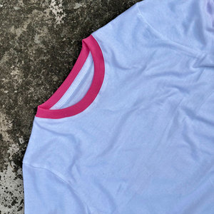 Camiseta de Manga Corta para Hombre Venomous White con Ribete en Contraste Rosa, Corte Regular, Casual, 100% Algodón Tejido - Product Image 2