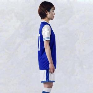 Maillot de football à manches courtes avec impression sublimée bleu et blanc, 100% polyester de haute qualité, pour femmes, par RIVIAN ATLANTIC - Product Image 3