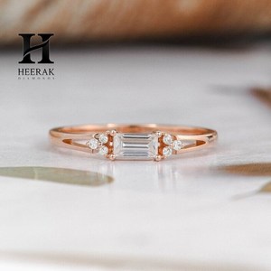 Anillo Minimalista con Diamante Cultivado en Laboratorio, Corte Baguette, Oro Rosa de 14K, Anillo de Compromiso con Diamante Baguette, Joyería Delicada para Novia - Product Image 1