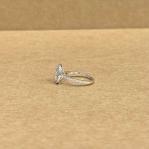 แหวนเพชรทรงลูกแพร์สีขาวทองคำขาวสุดหรู น้ำหนัก 1.06 กะรัต ประดับเพชรแล็บโกรว์ สำหรับงานแต่งงาน งานครบรอบ หรืองานเลี้ยง ออกแบบอย่างประณีต - Product Image 4