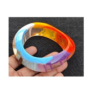 Bracelets en résine époxy fabriqués en Inde, sans plomb, unisexes, à bas prix, très demandés, très attrayants. - Product Image 3