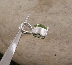 Collier pendentif vintage en péridot naturel, pierre de naissance d'août, en argent sterling 925 plaqué platine, bijou vert olive étincelant - Product Image 1
