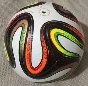 ลูกฟุตบอล Patolay สีขาว PU แบบเชื่อมด้วยความร้อน พร้อมไส้บอล NSR ขนาด 5 RTB 8704 น้ำหนัก 410-440 กรัม สำหรับฝึกซ้อม ผลิตในประเทศปากีสถาน - Product Image 3