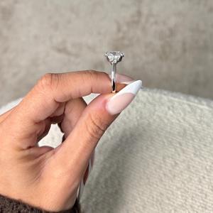 Anillo de Compromiso con Diamante Cultivado en Laboratorio de 4 Quilates, Corte Ovalado, Tres Piedras, Media Luna Lateral, Oro Blanco de 14k, Certificado IGI - Product Image 1