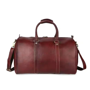 Sac de voyage en cuir véritable à la mode avec fermeture éclair, sac de week-end fait main avec poignée écologique et souple pour unisexe - Product Image 1