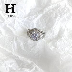 Ensemble de mariage en or 14 carats avec halo de diamants - Bague de fiançailles élégante à tige fendue et alliance assortie - Product Image 3