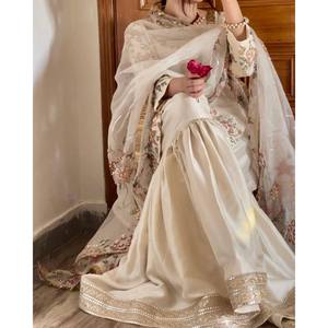 Salwar Kameez en soie de créateur pour les fêtes, composé d'un haut et d'un sharara avec dupatta - Product Image 5