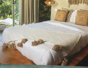 Manta Clásica Marroquí Hecha a Mano, Tejida Suave, 100% Algodón, Cómoda Decoración de Cama para Invierno - Product Image 1