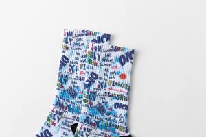 Calcetines Deportivos Unisex Coloridos con Diseño de Cuadros Morados, Tejido con Diseño Desgarrado - Cómodos y Elegantes - Product Image 4