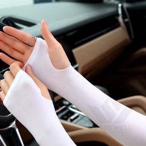 Manguito de brazo refrescante blanco con protección solar para actividades al aire libre - Product Image 2