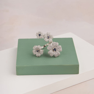 Anillo de cóctel con forma de flor y zafiro central engastado en plata 925, joyería romántica para mujer para boda - Product Image 1