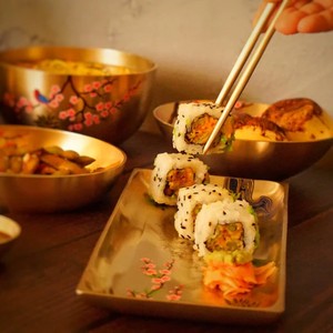 Elegante juego de platos para sushi de latón, cuidadosamente elaborado para fusionar la tradición atemporal con una presentación moderna. - Product Image 2