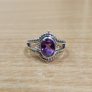 Anillo de Amatista de 2.7 Gramos, Accesorio Elegante y con Estilo para Mujer - Product Image 1