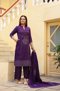 Conjunto de Kurti y Pantalón Recto de Algodón Puro Premium para Mujer, Marca Twin Feet, con Dupatta, Decoración con Estampado y Espejo - Product Image 3