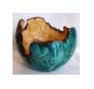 Bol en bois d'acacia et résine époxy fait main par un designer, motif artistique en résine fluide, sans BPA, pour la présentation décorative sur table. - Product Image 1