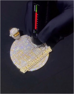 สร้อยคอพร้อมจี้เพชรโมอิสซาไนต์ VVS คุณภาพสูง ชุบทองคำขาวและทองเหลือง ดีไซน์ฮิปฮอป สลักชื่อได้ สำหรับผู้ชาย - Product Image 3