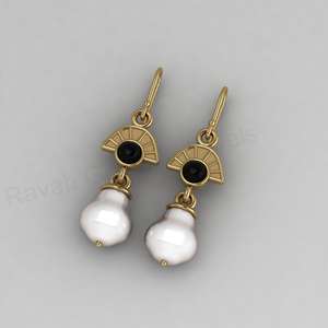 Boucles d'oreilles pendantes Art Déco en or 18 carats et argent 925, onyx noir et perle d'eau douce, serties clos, faites à la main, best-seller, cadeau pour femme - Product Image 2