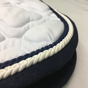 Tapis de selle de dressage blanc avec bordure marron, coque en coton matelassé, doublure en polaire, pour l'équitation, fabriqué par le fabricant Riding House, Kanpur, Inde - Product Image 2