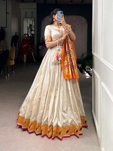 Blouse en soie Paithani traditionnelle avec broderie Zari et bordure en dentelle, accompagnée d'un Lehenga en soie Vichitra - Product Image 3