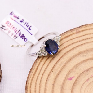 Bague en or blanc massif 14 carats avec saphir bleu naturel ovale et accent de diamants ronds en grappe, Memoria Jewels, vente en gros - Product Image 2