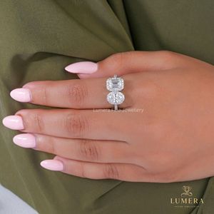 Anillo de compromiso Statement Toi Et Moi con diamantes cultivados en laboratorio, diamantes de corte esmeralda y ovalado con engaste halo y micro pavé en el tallo. - Product Image 5