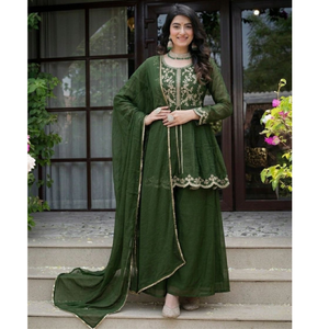 Traje Anarkali Verde Bordado para Mujer con Dupatta de Red, Ropa para Actuaciones en Escenario - Product Image 5