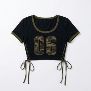 Nueva Camiseta Corta de Moda para Mujer con Cordones Laterales Estilo Universitario, Estampado de Camuflaje Personalizado con Número, Cuello Redondo y Ribete en Contraste - Product Image 4