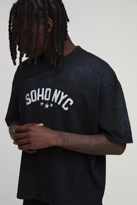 Camiseta de hombre oversize de corte holgado con hombros caídos, estilo streetwear casual de algodón de alto gramaje para verano. - Product Image 3